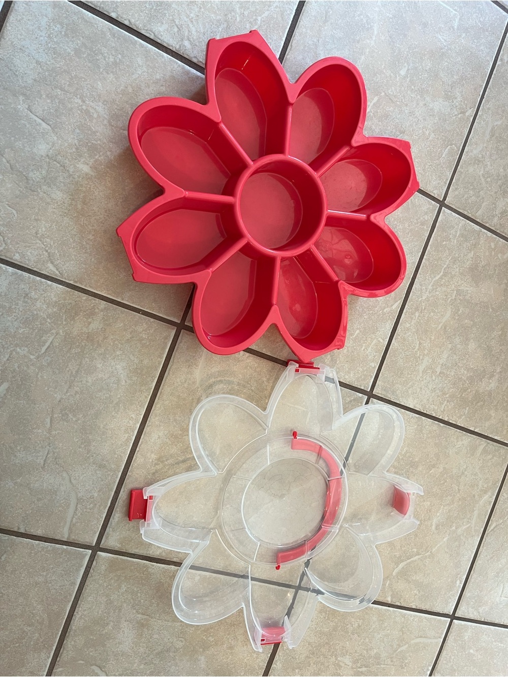 Flower-Shaped Party Snack Tray with Clear Lid- snaps in